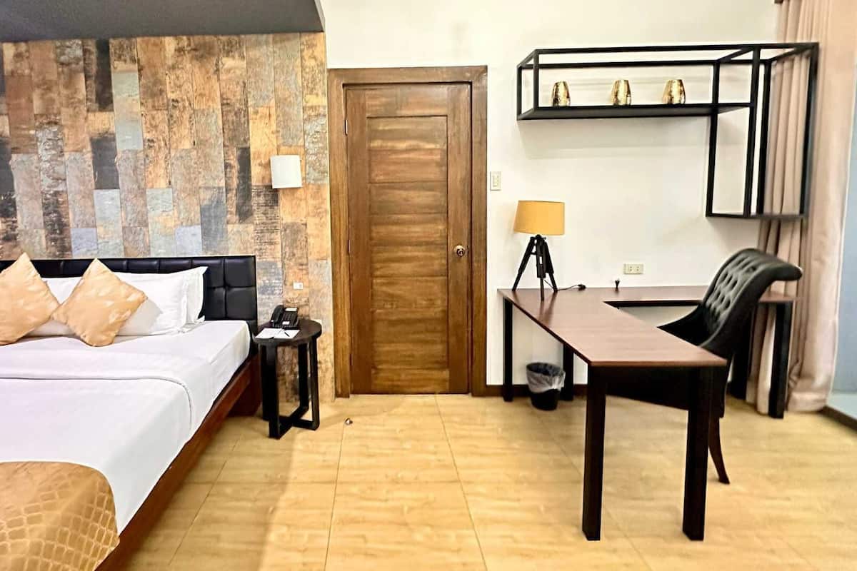Business Suite | Desk, free WiFi, bed sheets