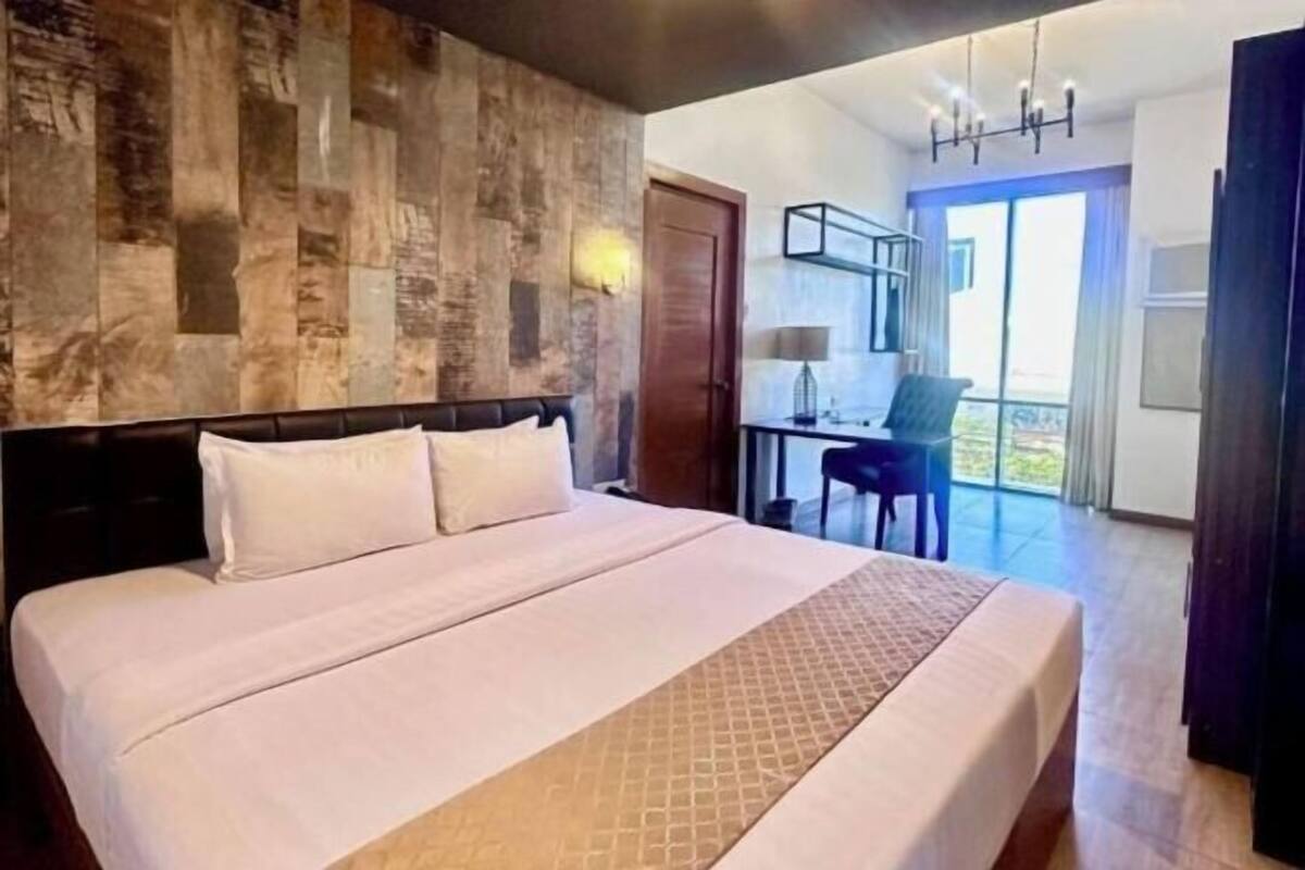 Escritorio, wifi gratis y ropa de cama 