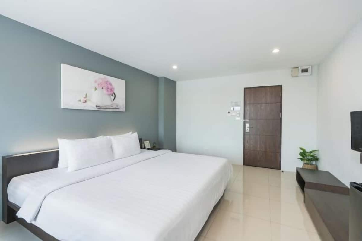 Tallelokero huoneessa, työpöytä, pimennysverhot, ilmainen Wi-Fi