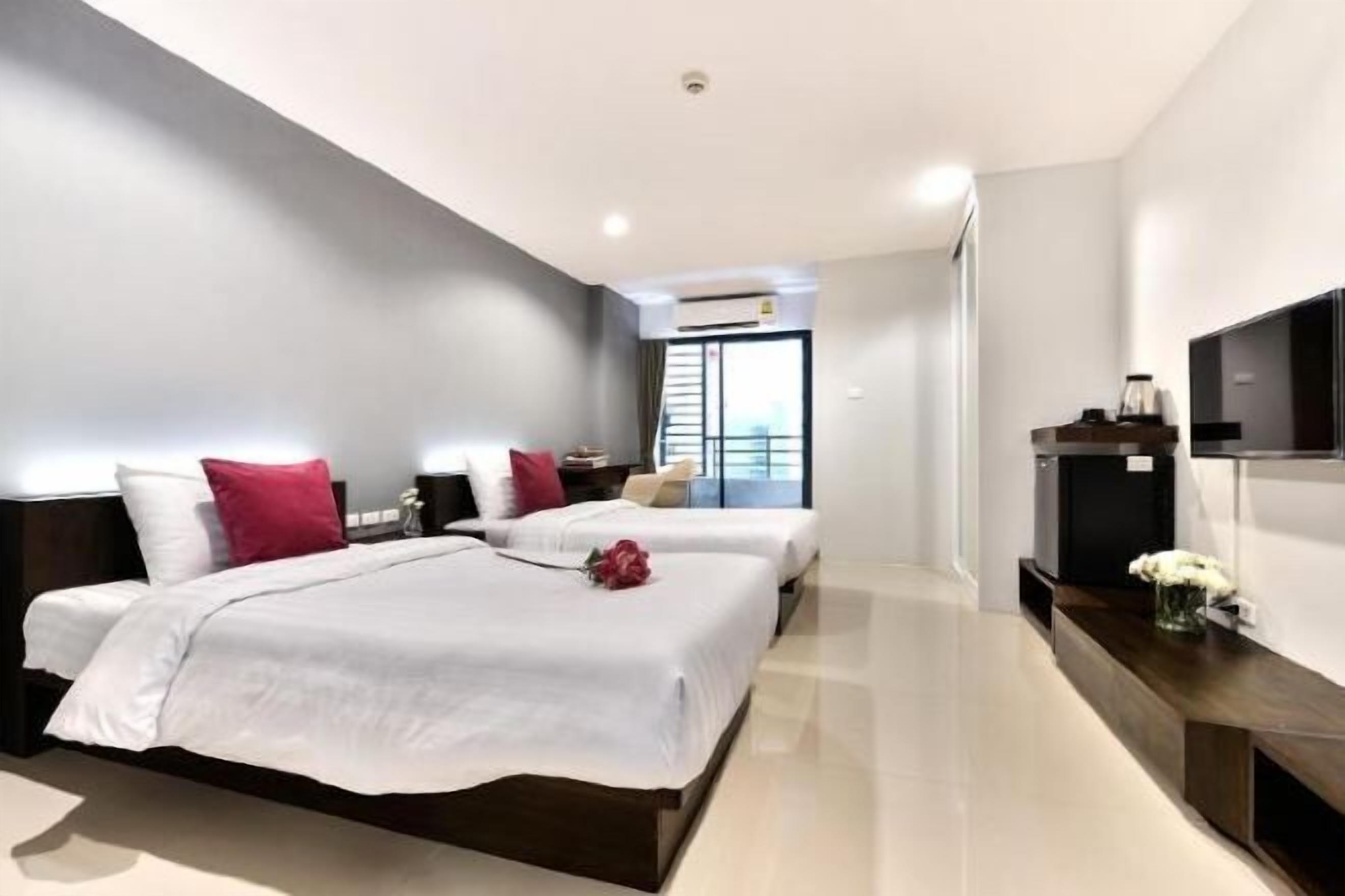 セーフティボックス (室内)、デスク、遮光カーテン、WiFi (無料)