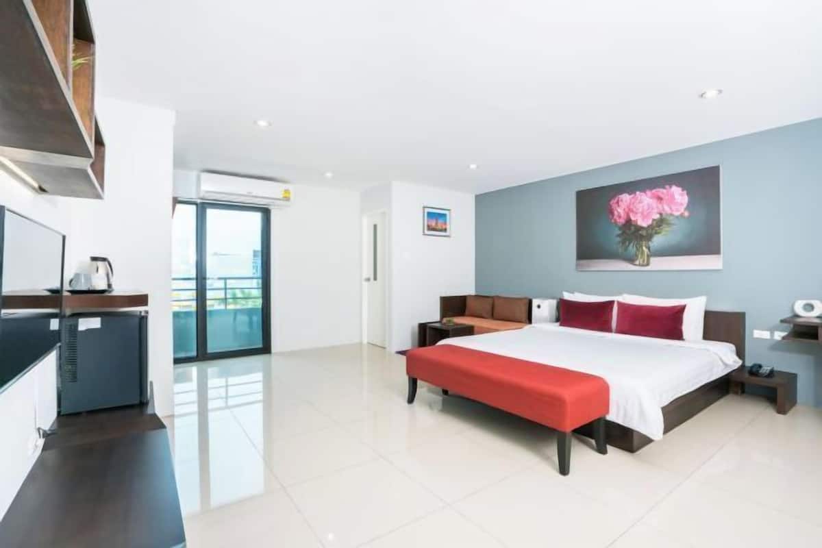 Tallelokero huoneessa, työpöytä, pimennysverhot, ilmainen Wi-Fi