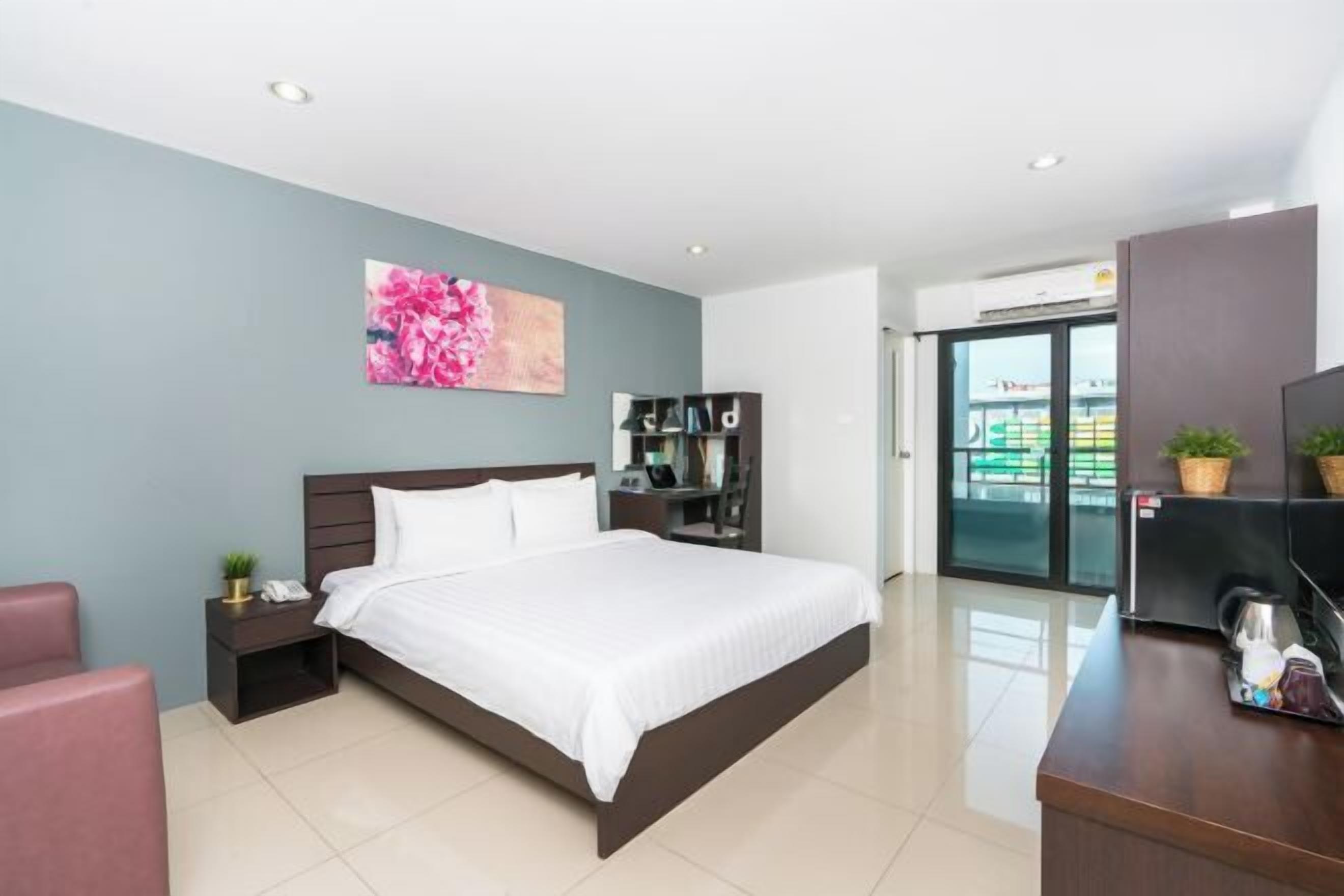 セーフティボックス (室内)、デスク、遮光カーテン、WiFi (無料)