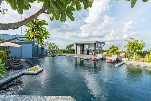 Una piscina al aire libre, cabañas de piscina gratuitas, tumbonas