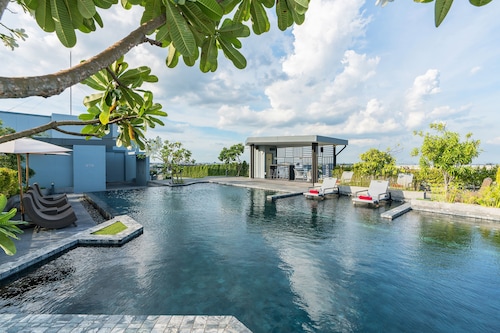 De Botan Srinakarin Hotel & Residence