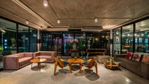 Un intérieur moderne avec des canapés en cuir, des tables en bois et des cloisons en verre.