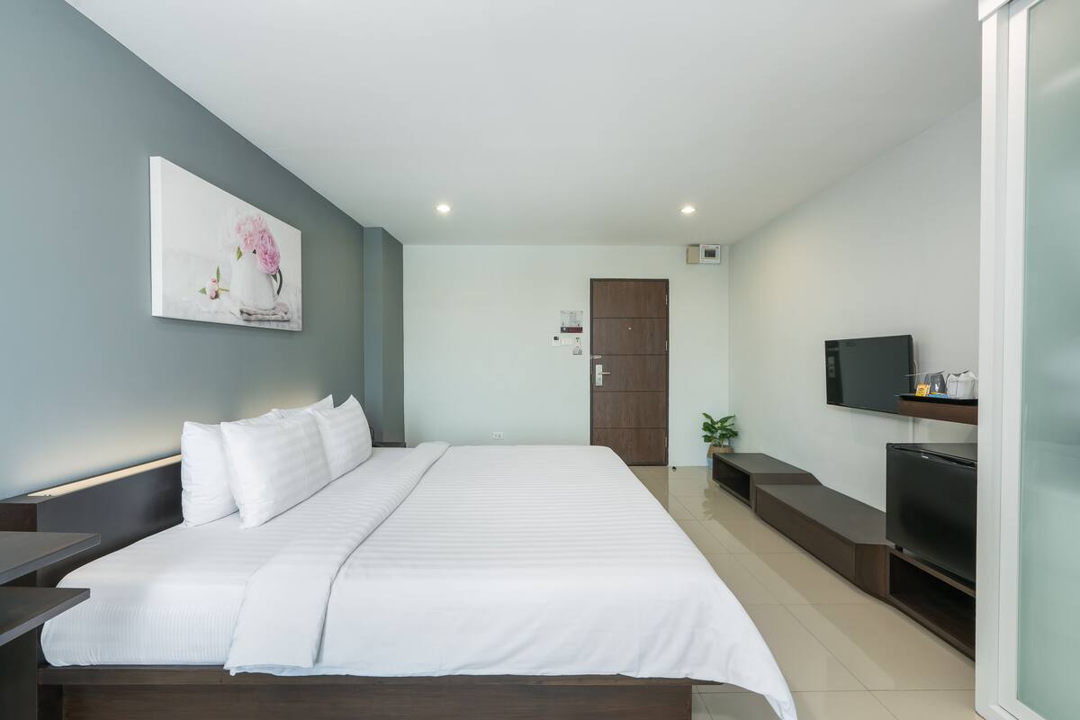 Quarto luxo, 1 cama King, vista para a cidade | Cofres nos quartos, escrivaninha, cortinas blackout, Wi-Fi de cortesia