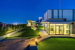 Una piscina al aire libre, cabañas de piscina gratuitas, tumbonas