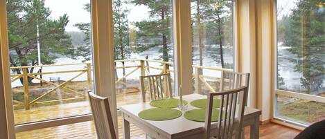 Grand-Ferienhütte, Seeblick (Sauna) | Wohnbereich | Fernseher