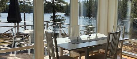 Grand-Ferienhütte, Seeblick (Sauna) | Wohnbereich | Fernseher