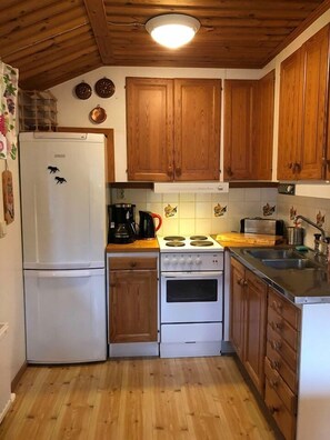 Cabane Classique, vue lac | Cuisine privée | Grand réfrigérateur, micro-ondes, four, plaque de cuisson