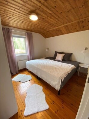 Muebles diferentes, cortinas blackout y ropa de cama