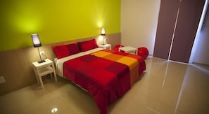 Ein modernes Schlafzimmer mit einem großen Bett, zwei Nachttischen und einem Beistelltisch.