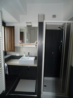 Habitación clásica doble, baño privado | Baño | Ducha, artículos de higiene personal gratuitos, bidé y toallas