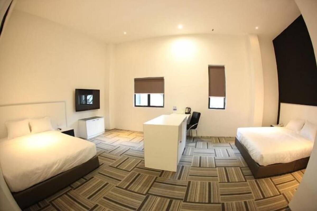Zimmersafe, schallisolierte Zimmer, Bügeleisen/Bügelbrett, Zustellbetten