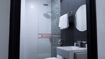 Standard Twin Room | Bathroom | Shower, rainfall showerhead, hair dryer, bidet
