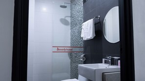 Standardværelse med 2 enkeltsenge | Badeværelse | Bruser, brusehoved med spredningseffekt, hårtørrer, bidet