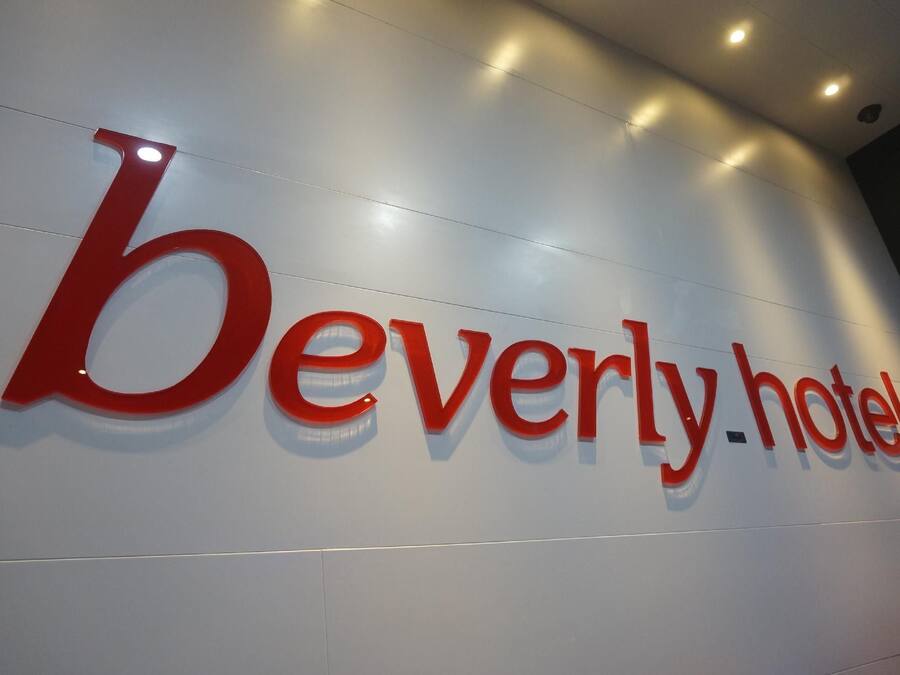 Een hotelschiltje met de naam 'beverly hotel' in grote, rode letters.