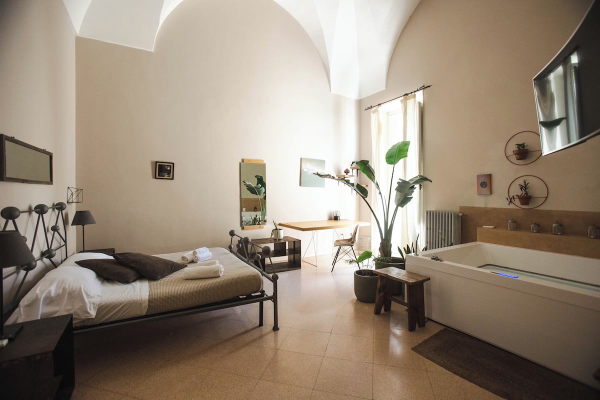 Jetted bathtub
