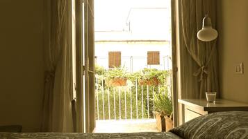 Habitación doble clásica, baño en la habitación, vista a la ciudad | Caja de seguridad en la habitación y decoración personalizada