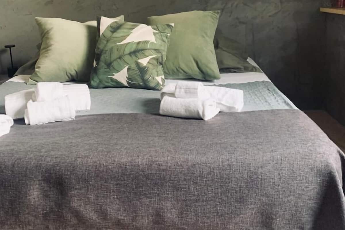 Habitación | Caja de seguridad en la habitación y decoración personalizada