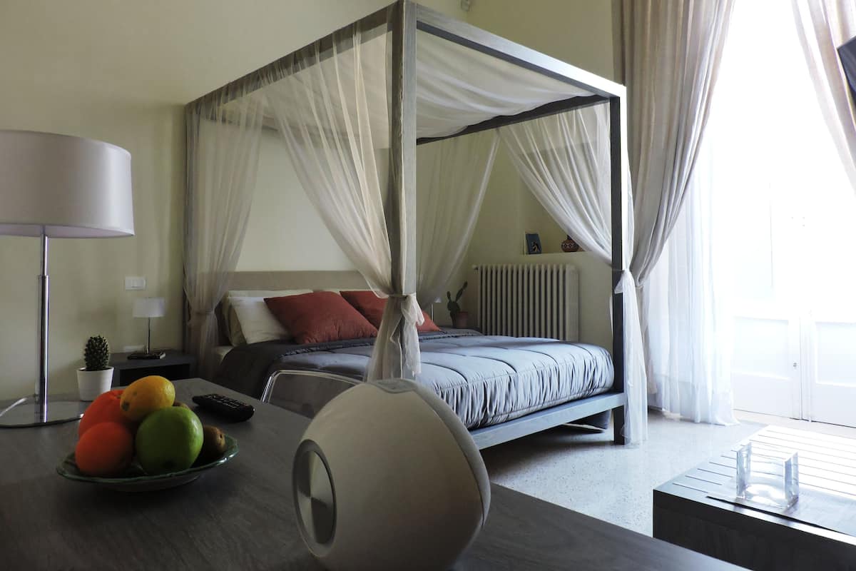 Suite estudio superior, balcón, vista a la ciudad | Caja de seguridad en la habitación y decoración personalizada