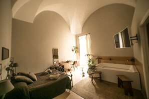 Studio Suite Mewah, 1 Tempat Tidur Queen | Brankas dan didekorasi berbeda-beda