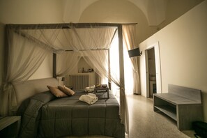 Suite estudio superior, balcón, vista a la ciudad | Decoración personalizada, muebles diferentes y wifi gratis