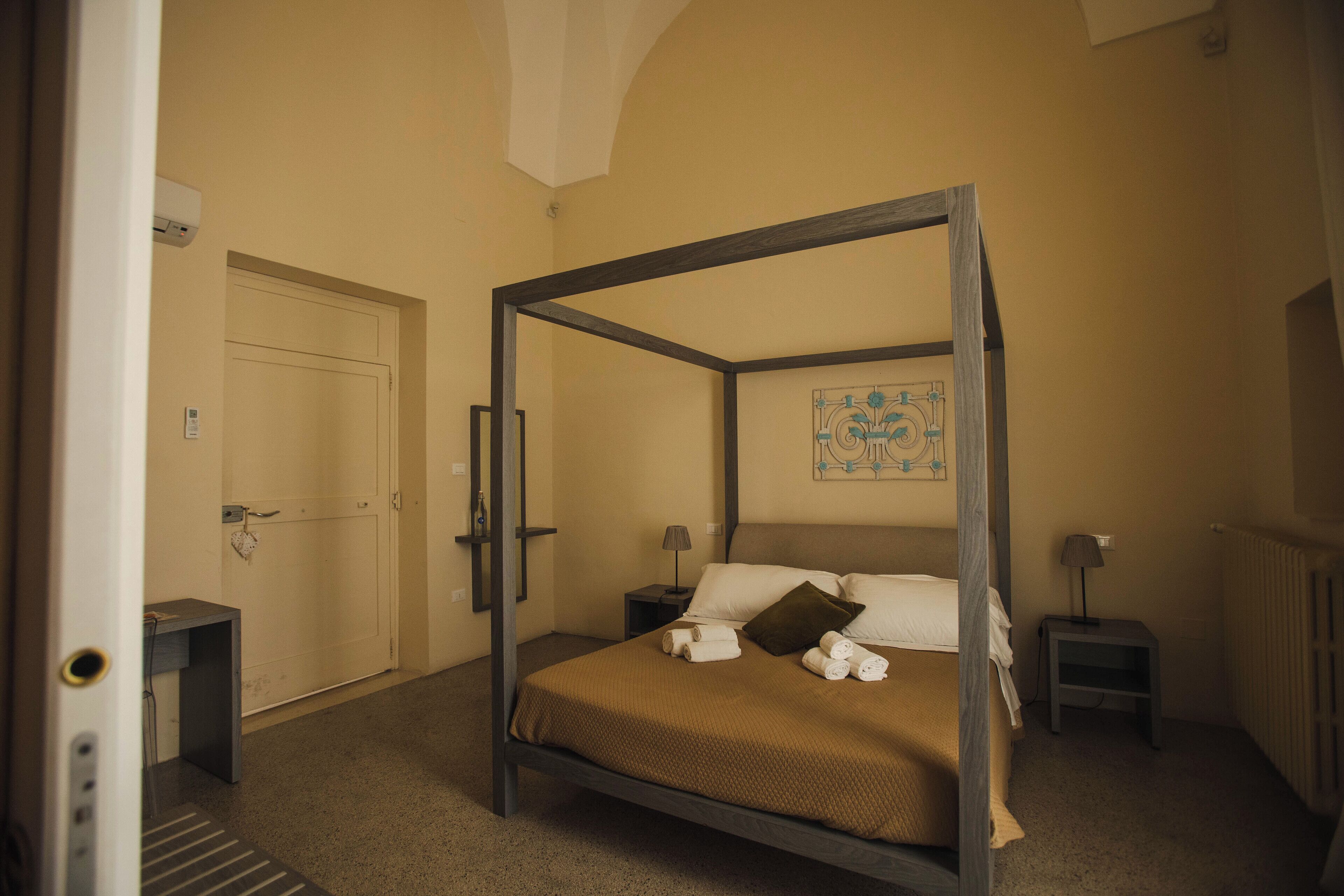 Suite estudio superior, balcón, vista a la ciudad | Decoración personalizada, muebles diferentes y wifi gratis 