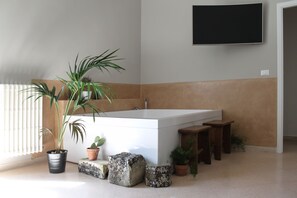 Studio Suite Mewah, 1 Tempat Tidur Queen | Brankas dan didekorasi berbeda-beda