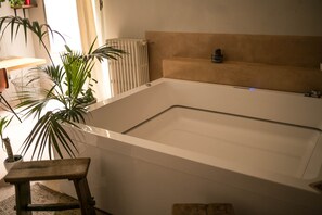 Luxury Studio Suite, 1 Queen Bed | Private spa tub - 4Brooms Boutique B&B (Lecce)