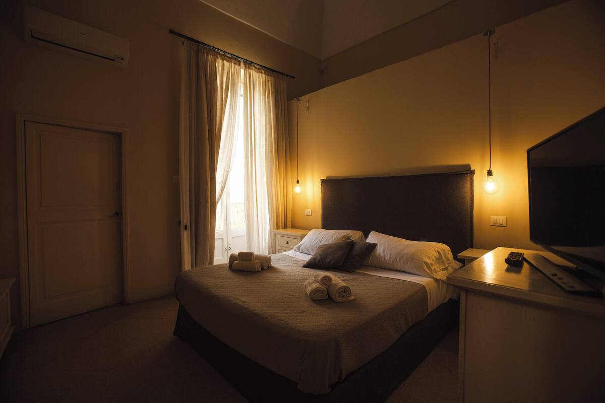 Chambre Double Classique, salle de bains attenante, vue ville | 1 chambre, coffres-forts dans les chambres, décoration personnalisée