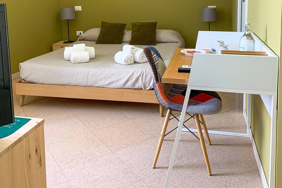 Classic Double Room, Ensuite, City View | WiFi (free), individually decorated, individually furnished, bed sheets