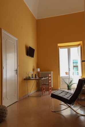 Habitación doble clásica, baño en la habitación, vista a la ciudad | Decoración personalizada, muebles diferentes y wifi gratis