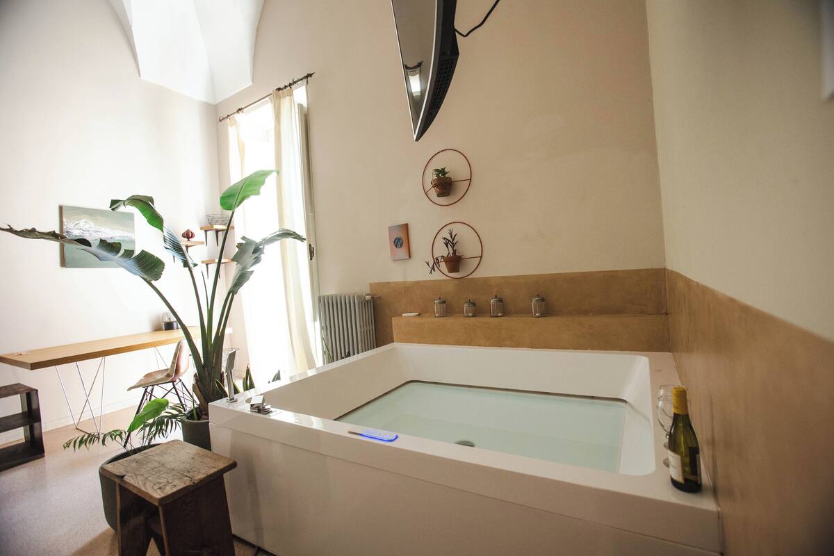 Luxury Studio Suite, 1 Queen Bed | WiFi (free), individually decorated, individually furnished, bed sheets
