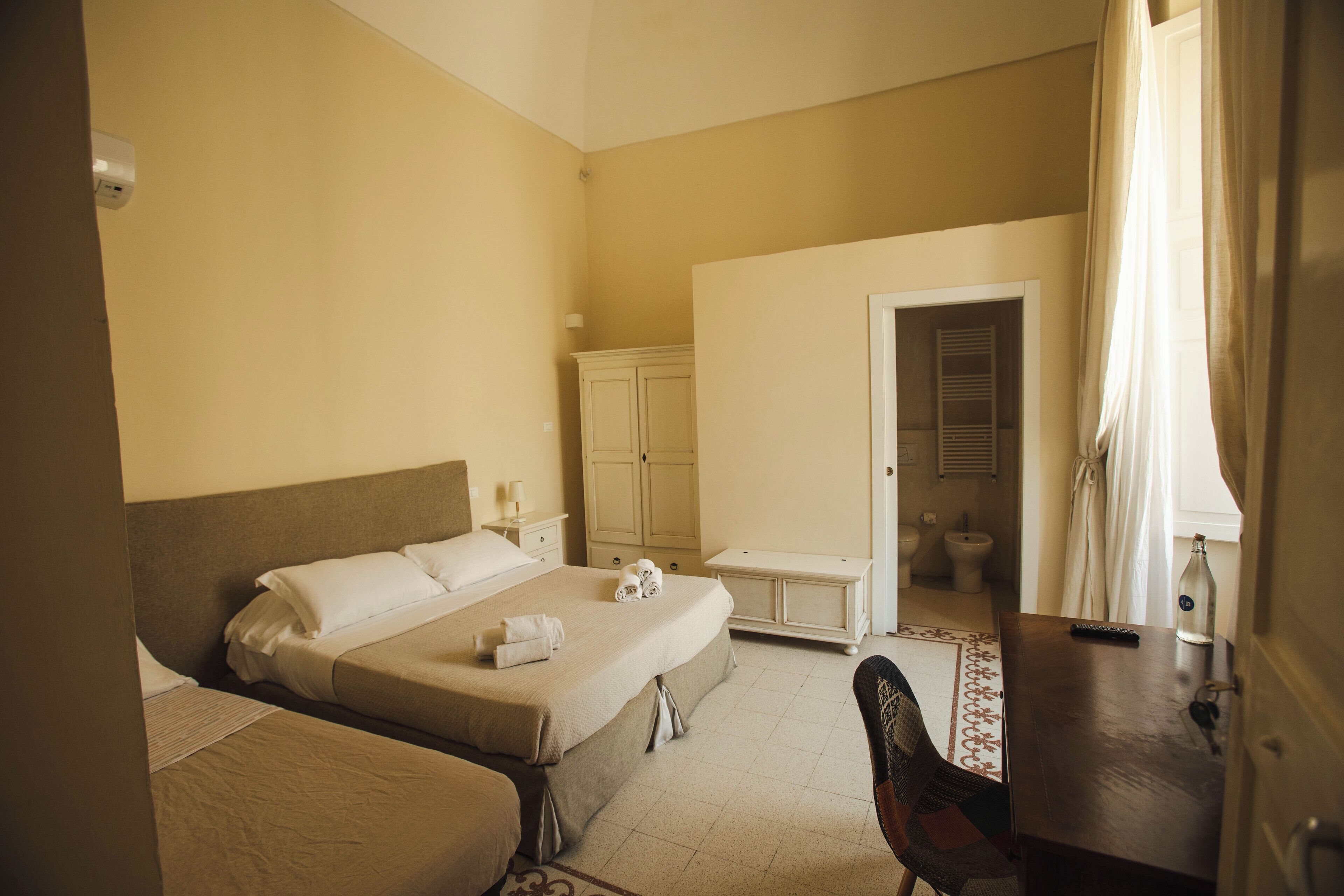 Habitación clásica con 1 cama matrimonial o 2 individuales, 2 habitaciones, baño en la habitación | Decoración personalizada, muebles diferentes y wifi gratis 