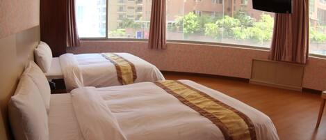 標準四人房 | 高級寢具、免費 Wi-Fi