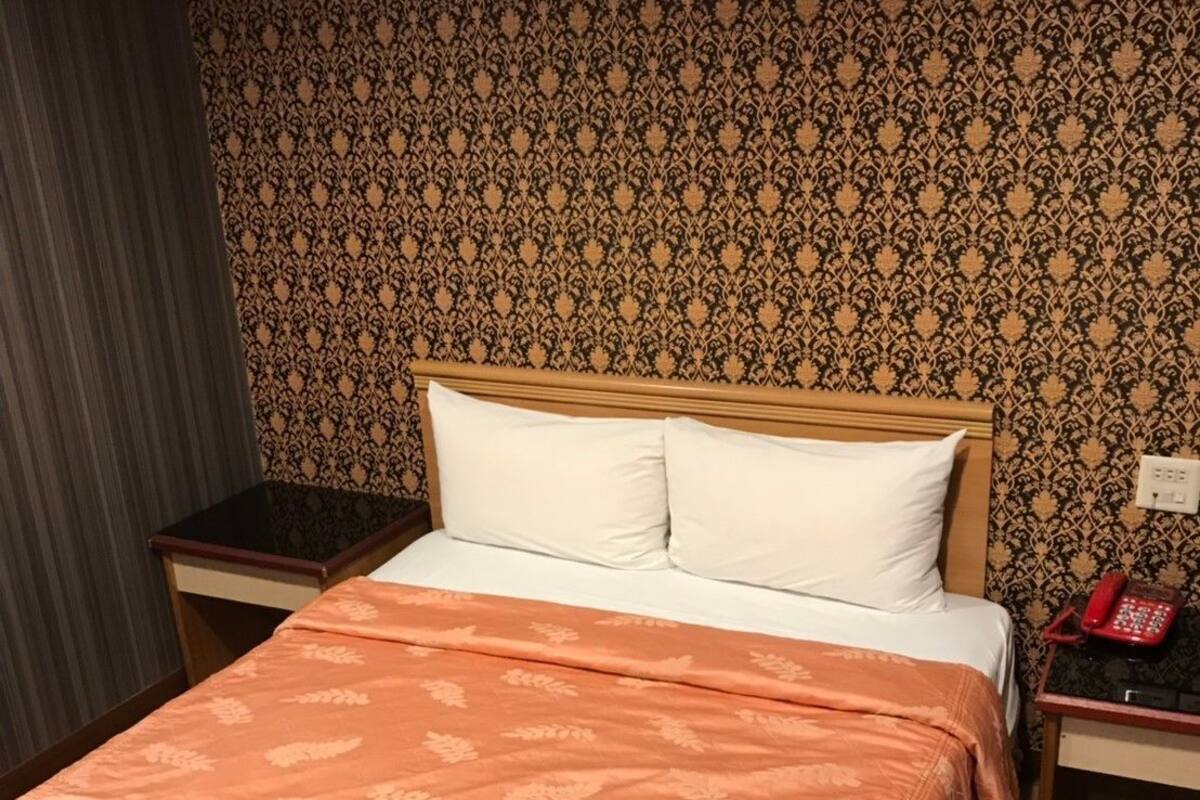 Quarto casal básico, sem janelas | Roupas de cama premium, Wi-Fi de cortesia