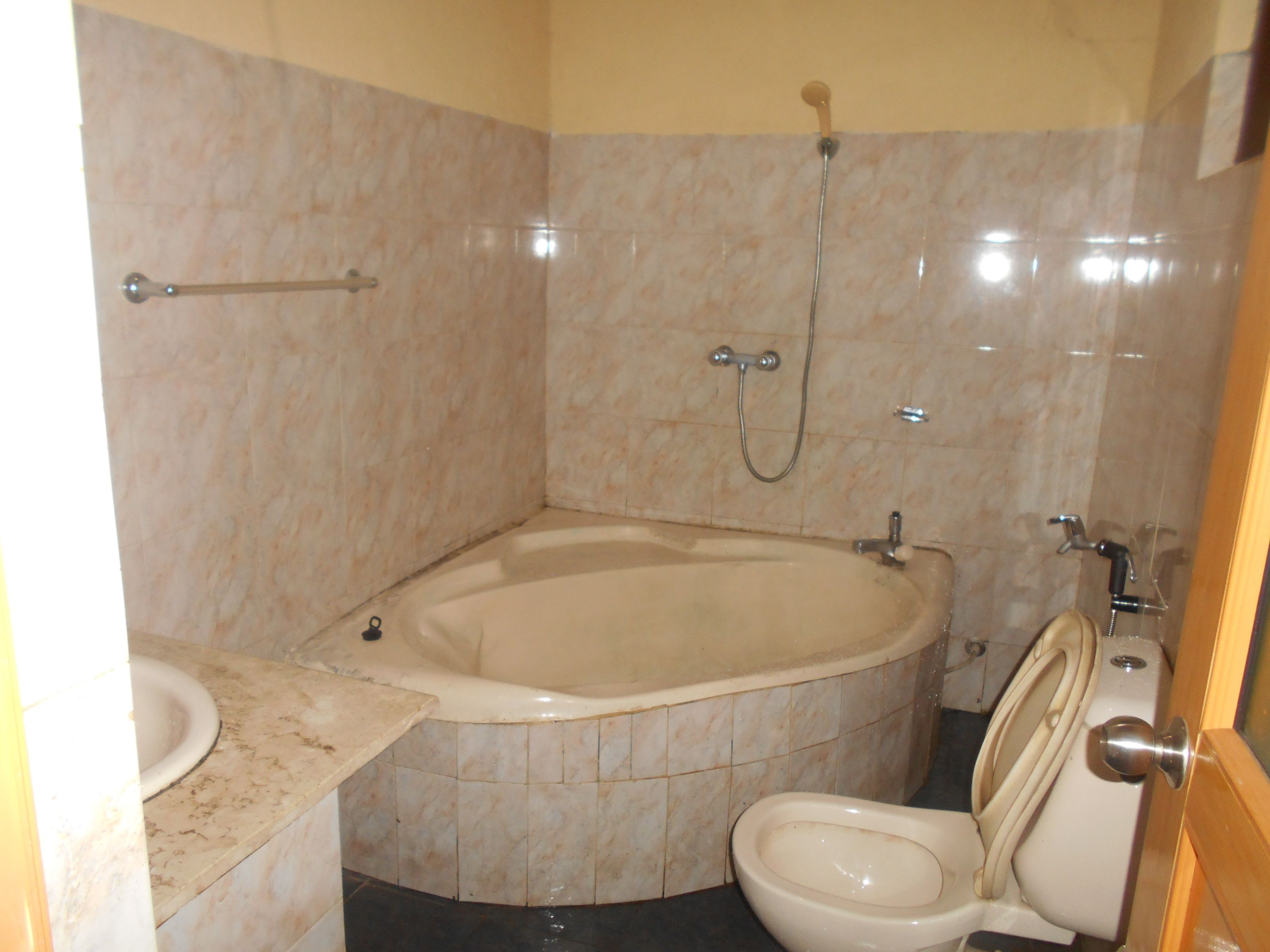Un baño con bañera, inodoro y ducha.