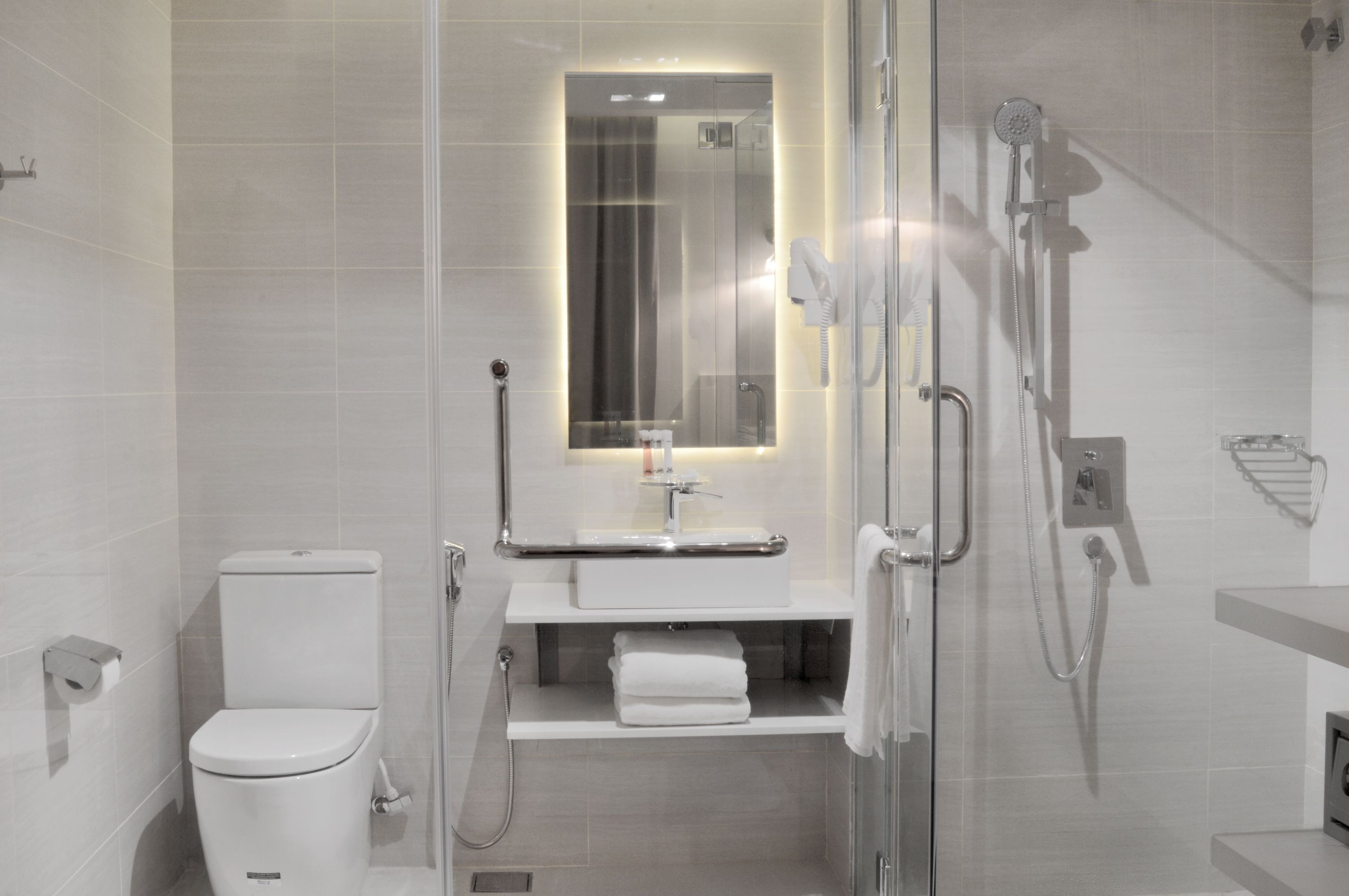 deluxe single | bathroom | shower, rainfall showerhead, free toiletries, hair dryer