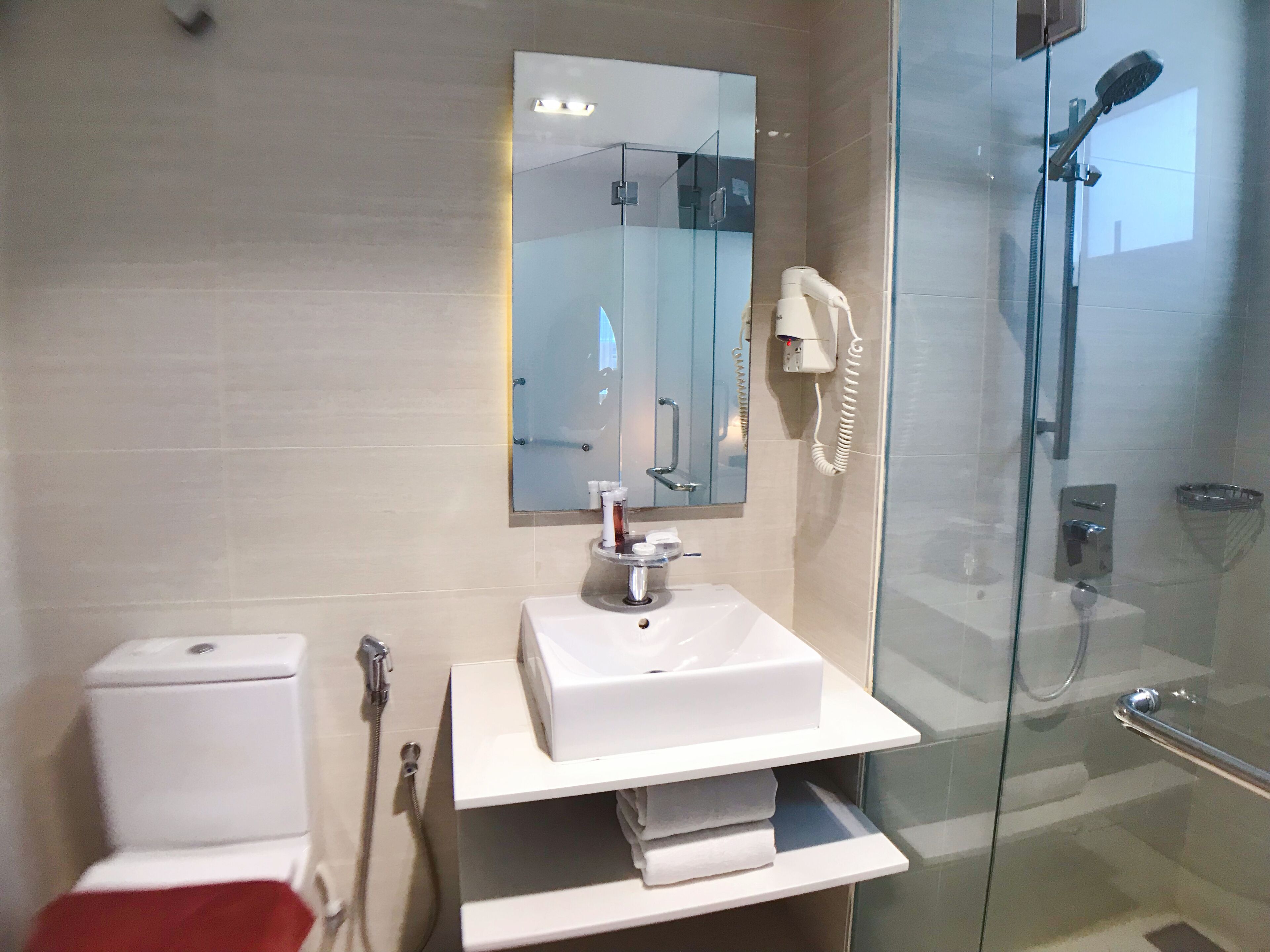 shower, rainfall showerhead, free toiletries, hair dryer