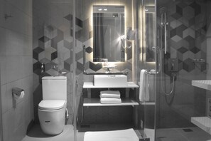 Suihku, sadesuihkupää, ilmaiset hygieniatuotteet, hiustenkuivaaja