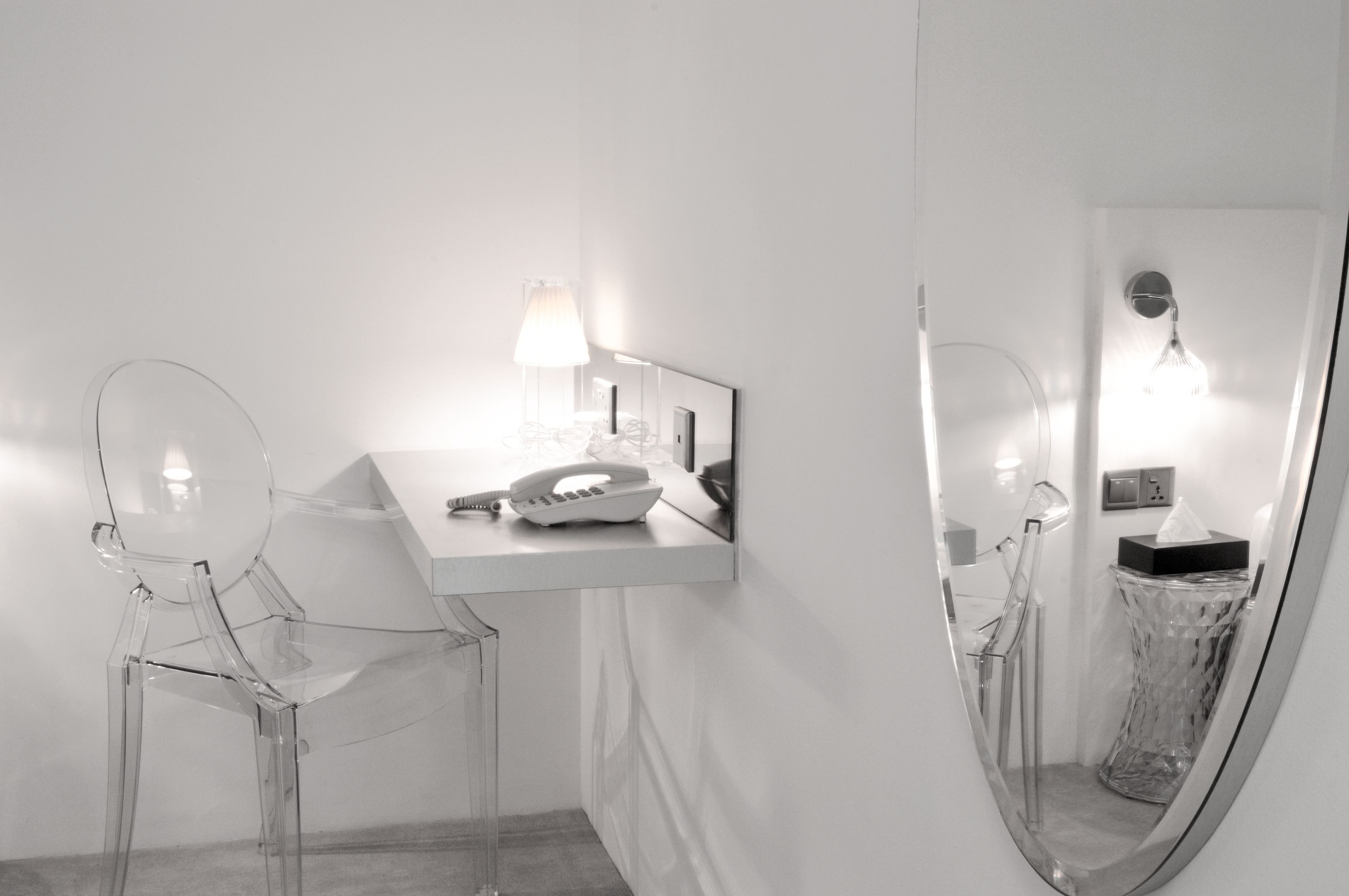 deluxe king | minibar, in-room safe, desk, free wifi