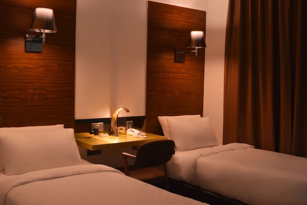 Minibar, in-room safe, desk, WiFi (free)