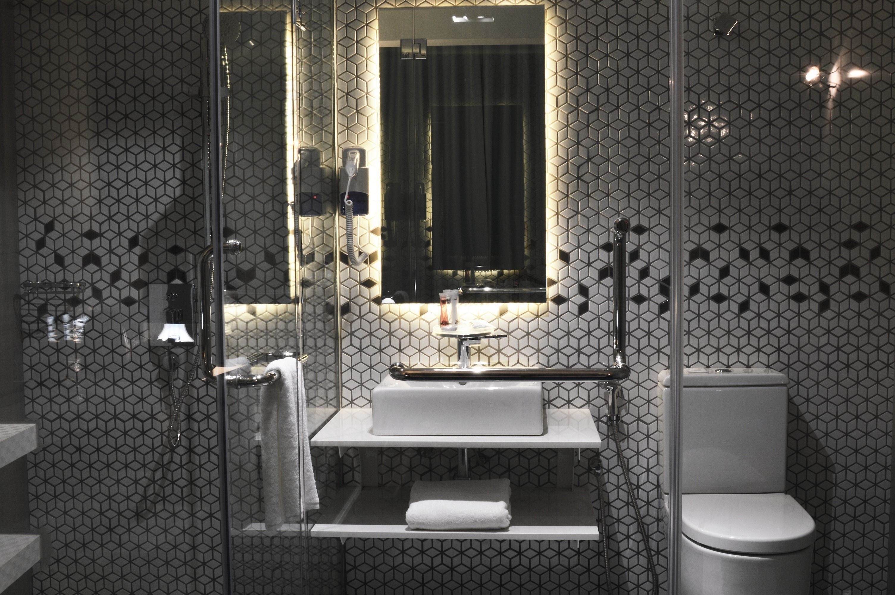 shower, rainfall showerhead, free toiletries, hair dryer