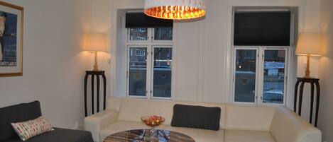 Appartamento Comfort, 2 camere da letto, cucina, vista città | Soggiorno | TV LED