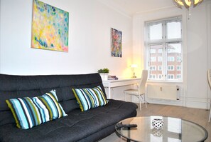 Design Apartment, 2 Bedrooms, City View (3rd floor) | Living room | LED TV