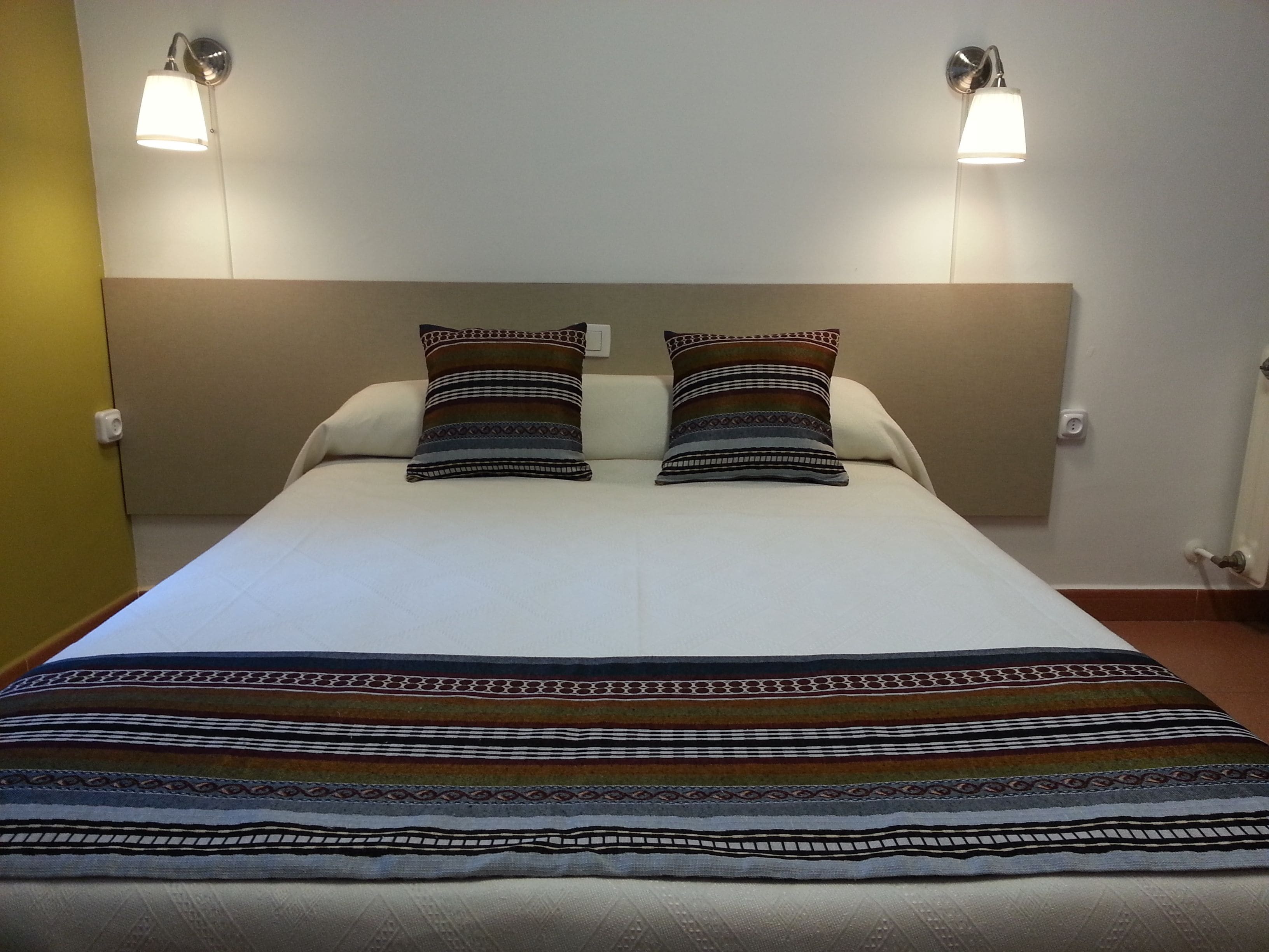 标准双人房或双床房 | 高档床上用品、办公桌、遮光窗帘、免费婴儿床