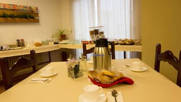 Café da manhã com buffet grátis todos os dias