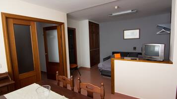 Standard Apartment, Multiple Bedrooms, Refrigerator & Microwave | Living room
