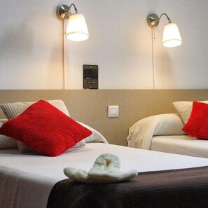 Premium bedding, desk, blackout curtains, free cots/infant beds - Hospederia Hotel Don Quijote (Miguelturra)